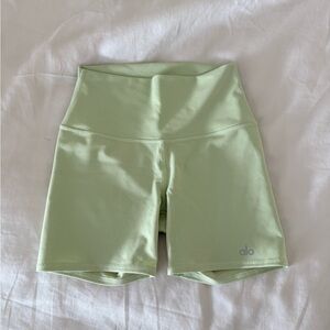ALO Yoga Women's Light Green (Iced Green Tea) Airbrush 5” Bike Shorts